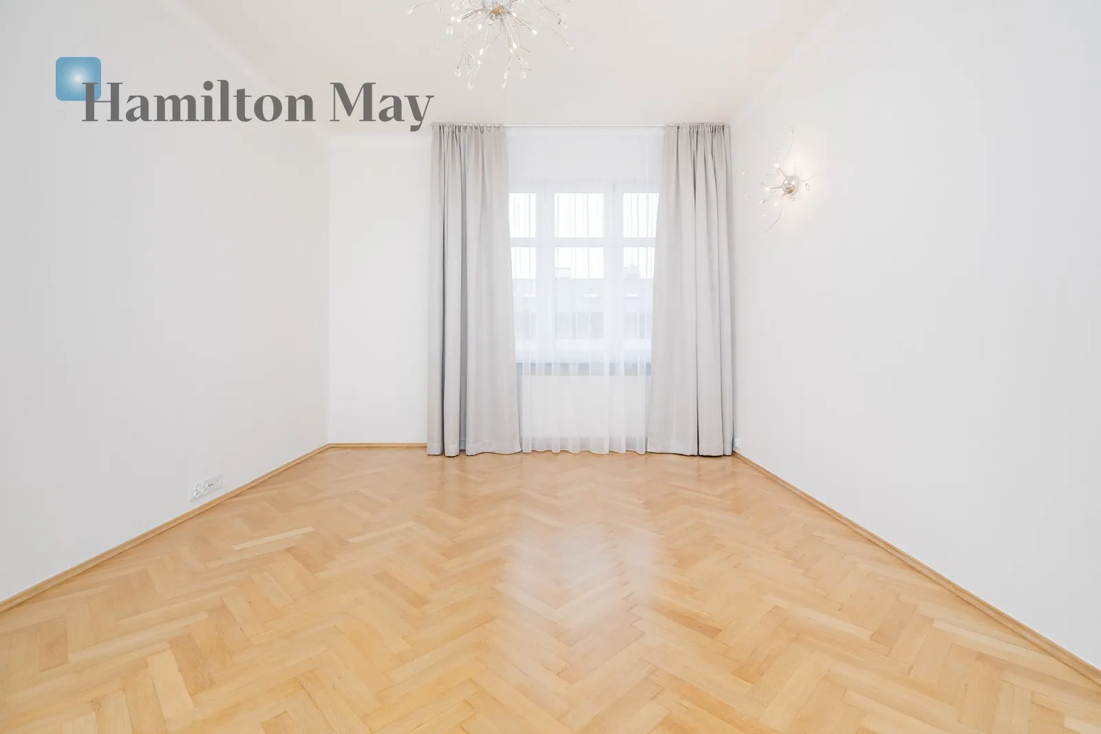 City: Kraków Street: Józefitów Region: Krowodrza Distance to centre: 1.42 km Level: 4 Price: 5700 PLN Bedrooms: 1 - slider