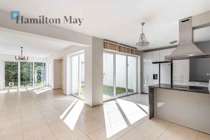 City: Warszawa Street: Deszczowa Region: Targówek Subregion: Zacisze Distance to centre: 6.53 km Price: 9000 PLN Bedrooms: 4 Bathrooms: 2 Plot size: 291m2 Price/m2: 56 PLN - slider