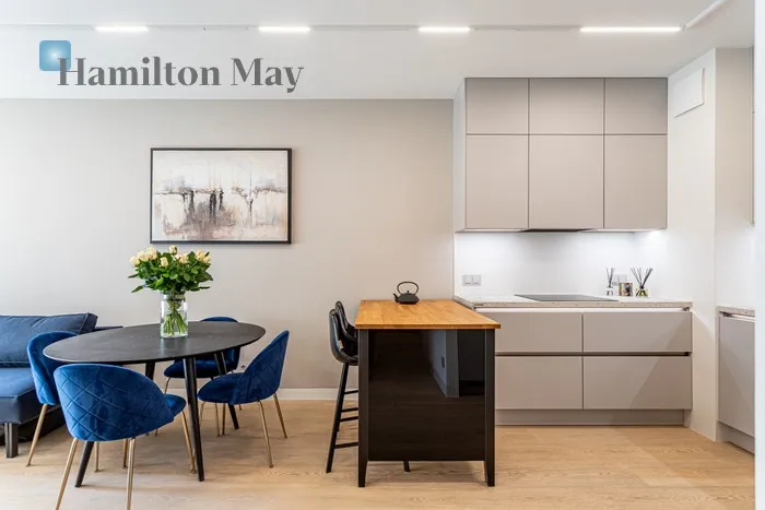 Street: Domaniewska Region: Mokotów Subregion: Ksawerów Distance to centre: 5.13 km Level: 1 Price: 5000 PLN Bedrooms: 1 Bathrooms: 1 Size: 55.07m2 Price/m2: 91 PLN - slider