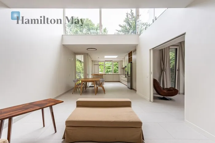 Street: Rumiana Region: Wilanów Subregion: Wilanów Niski Distance to centre: 8.26 km Price: 32000 PLN Bedrooms: 3 Bathrooms: 4 Plot size: 700m2 Price/m2: 114 PLN - slider