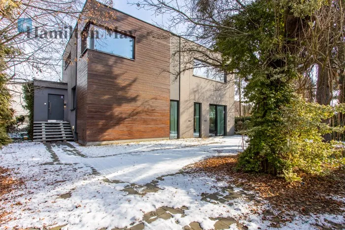 City: Wrocław Street: Wojszycka Region: Krzyki Distance to centre: 4.11 km Price: 3495000 PLN Bedrooms: 4 Bathrooms: 2 Plot size: 530m2 - slider