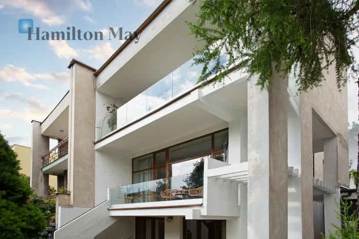 City: Kraków Street: Kraków Region: Zwierzyniec Distance to centre: 2.28 km Price: 9600 PLN Bedrooms: 4 Bathrooms: 3 Plot size: 300m2 - slider