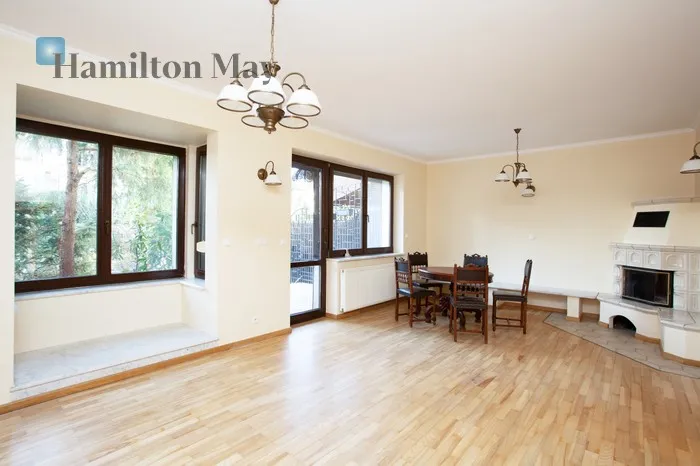 City: Kraków Street: Generała Mariana Kukiela Region: Prądnik Biały Distance to centre: 4.01 km Price: 9000 PLN Bedrooms: 4 Bathrooms: 3 Plot size: 150m2 Price/m2: 50 PLN - slider