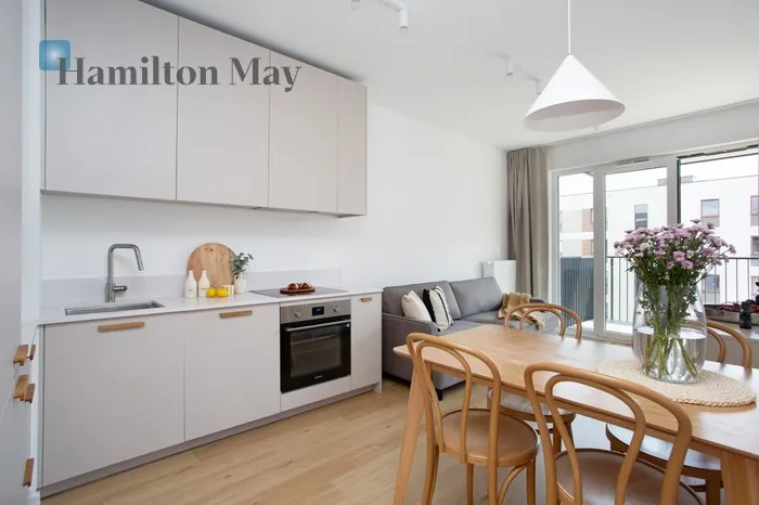 City: Kraków Street: Myśliwska Region: Podgórze Subregion: Płaszów Distance to centre: 4.77 km Level: 4 Price: 1049000 PLN Bedrooms: 3 Bathrooms: 1 Size: 64.51m2 - slider