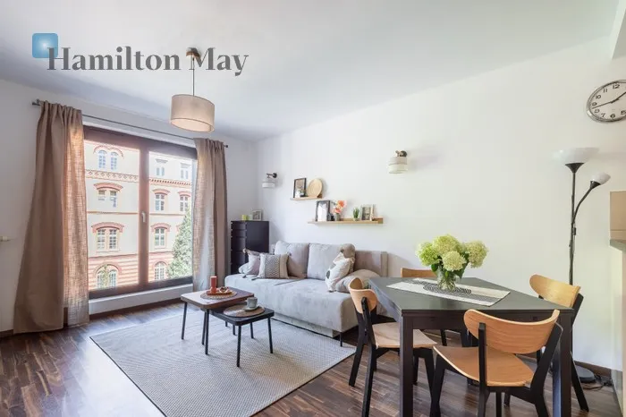 City: Kraków Street: Szlak Region: Stare Miasto Distance to centre: 1 km Level: 3 Price: 3400 PLN Bedrooms: 1 Bathrooms: 1 Size: 50m2 - slider