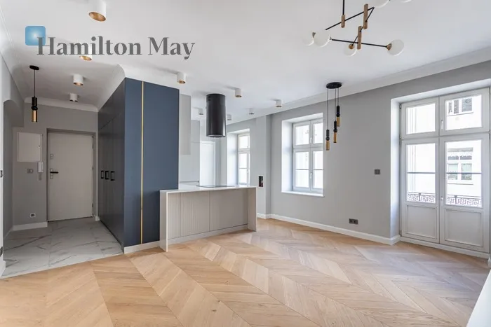 Street: Wspólna Region: Śródmieście Subregion: Śródmieście Południowe Distance to centre: 0.45 km Level: 3 Price: 1750000 PLN Bedrooms: 2 Bathrooms: 1 Size: 61.72m2 - slider