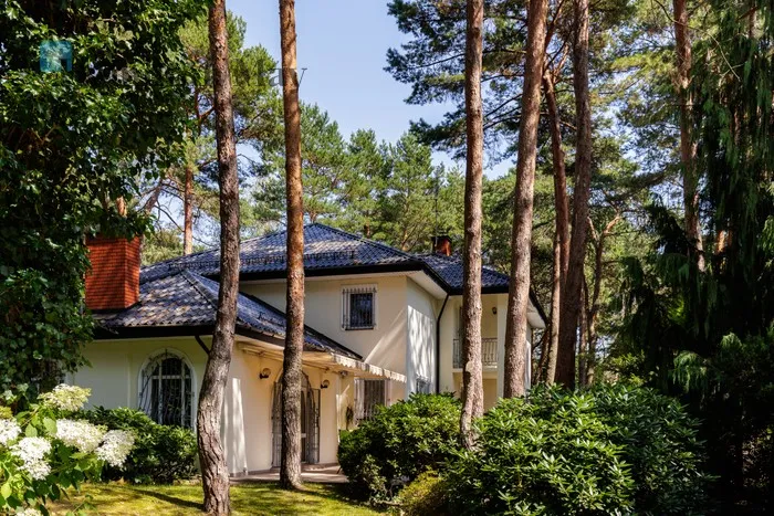 City: Konstancin-Jeziorna Street: Wiejska Region: Konstancin-Jeziorna Distance to centre: 17.78 km Price: 4390000 PLN Bedrooms: 4 Bathrooms: 3 Plot size: 1660m2 Price/m2: 18292 PLN - slider
