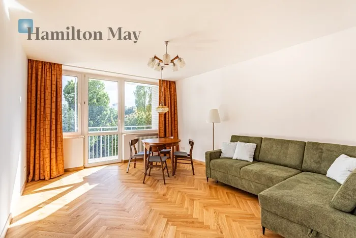 City: Warszawa Street: Niecała Region: Śródmieście Subregion: Śródmieście Północne Distance to centre: 1.43 km Level: 4 Price: 4300 PLN Bedrooms: 1 Bathrooms: 1 Size: 50m2 Price/m2: 86 PLN - slider