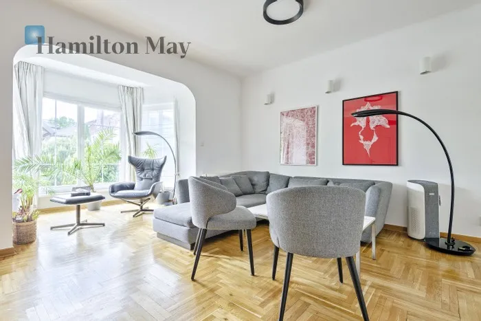 Street: Rumiana Region: Wilanów Subregion: Wilanów Niski Price: 5100000 PLN Bedrooms: 5 Bathrooms: 3 Plot size: 554m2 - slider