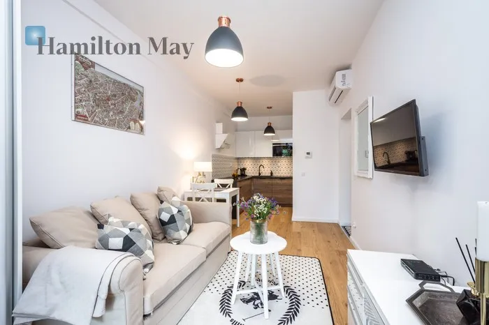 City: Kraków Street: plac Kossaka Region: Stare Miasto Distance to centre: 0.89 km Level: 4 Price: 2500 PLN Bedrooms: 0 Bathrooms: 1 Size: 30m2 Price/m2: 83 PLN - slider