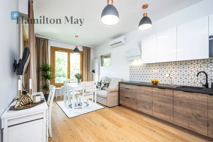 City: Kraków Street: plac Kossaka Region: Stare Miasto Distance to centre: 0.84 km Level: 4 Price: 3300 PLN Bedrooms: 1 Bathrooms: 1 Size: 42m2 Price/m2: 79 PLN - slider