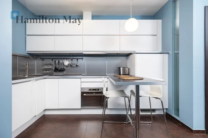 City: Kraków Street: Szlak Region: Stare Miasto Distance to centre: 1 km Level: 6 Price: 4000 PLN Bedrooms: 2 Bathrooms: 1 Size: 43m2 Price/m2: 93 PLN - slider