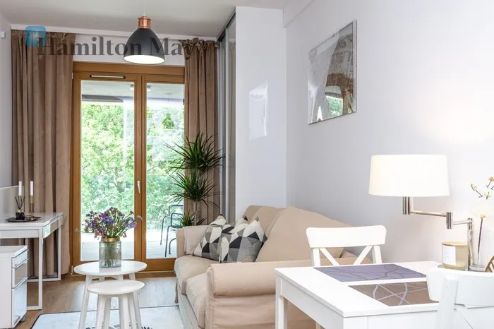 City: Kraków Street: plac Kossaka Region: Stare Miasto Distance to centre: 0.89 km Level: 4 Price: 2700 PLN Bedrooms: 0 Bathrooms: 1 - slider