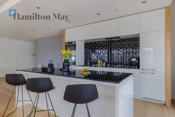 Street: Złota Region: Śródmieście Subregion: Śródmieście Północne Distance to centre: 0.65 km Level: 15 Price on application: true Bedrooms: 2 Bathrooms: 2 Size: 154m2 - slider