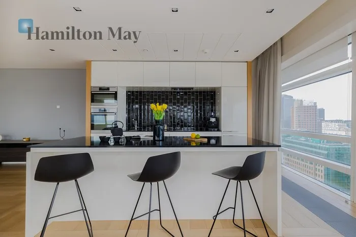 City: Warszawa Street: Złota Region: Śródmieście Subregion: Śródmieście Północne Distance to centre: 0.65 km Level: 15 Price on application: true Bedrooms: 2 Bathrooms: 2 Size: 154m2 Price/m2: 212 PLN - slider