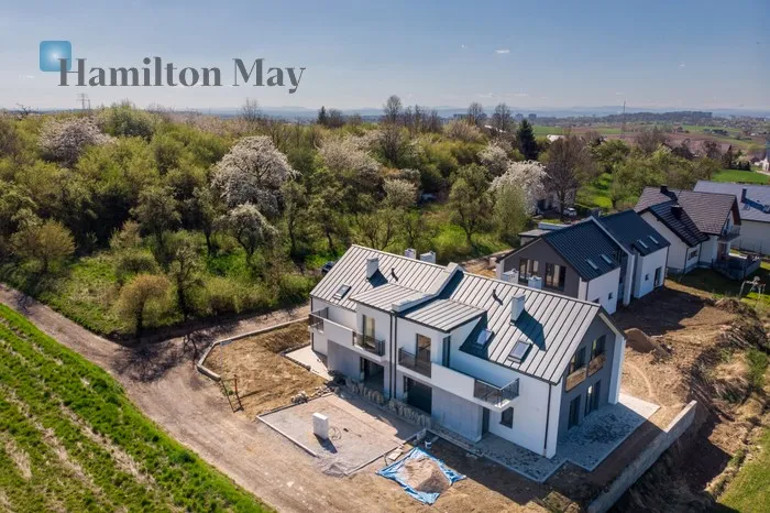 City: Bosutów Street: Na wzgórzu Region: Bosutów Distance to centre: 8.23 km Price: 1000000 PLN Bedrooms: 3 Bathrooms: 2 - slider