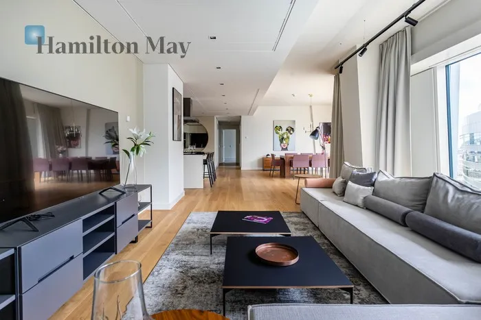 City: Warszawa Street: Złota Region: Śródmieście Subregion: Śródmieście Północne Distance to centre: 0.65 km Level: 14 Price on application: true Bedrooms: 2 Bathrooms: 2 Size: 176.8m2 - slider