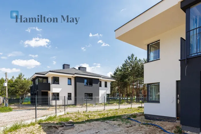 Distance to centre: 21.99 km Price: 1350000 PLN Bedrooms: 4 Bathrooms: 3 Plot size: 501m2 Price/m2: 6952 PLN - slider
