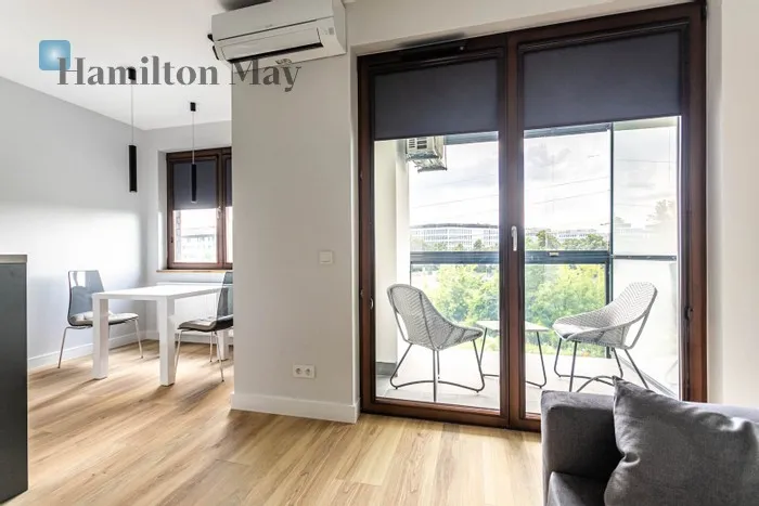 City: Warszawa Street: Jana Pawła Woronicza Region: Mokotów Subregion: Wyględów Distance to centre: 4.6 km Level: 3 Price: 750000 PLN Bedrooms: 0 Bathrooms: 1 Size: 32m2 Price/m2: 23438 PLN - slider