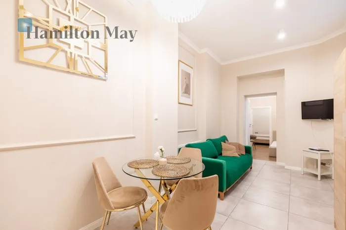 City: Kraków Street: Józefa Dietla Region: Stare Miasto Subregion: Kazimierz Distance to centre: 0.87 km Price: 2900 PLN Bedrooms: 2 Bathrooms: 1 Size: 37m2 - slider