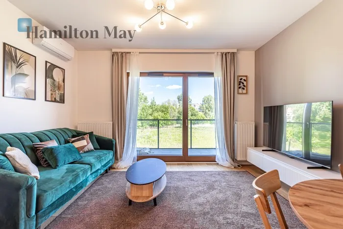 Street: Herbu Janina Region: Wilanów Subregion: Błonia Wilanowskie Distance to centre: 9.66 km Level: 1 Price: 6500 PLN Bedrooms: 2 Bathrooms: 1 Size: 66m2 Price/m2: 98 PLN - slider