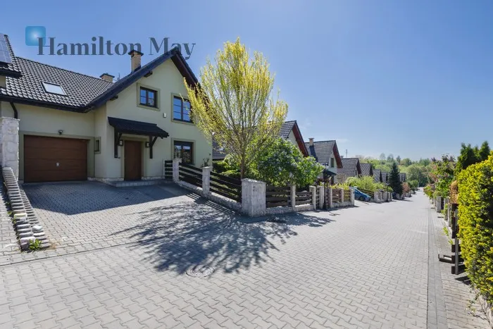 City: Zielonki Street: Galicyjska  Region: Zielonki Distance to centre: 6.51 km Price: 7600 PLN Bedrooms: 4 Bathrooms: 1 Plot size: 374m2 Price/m2: 48 PLN - slider