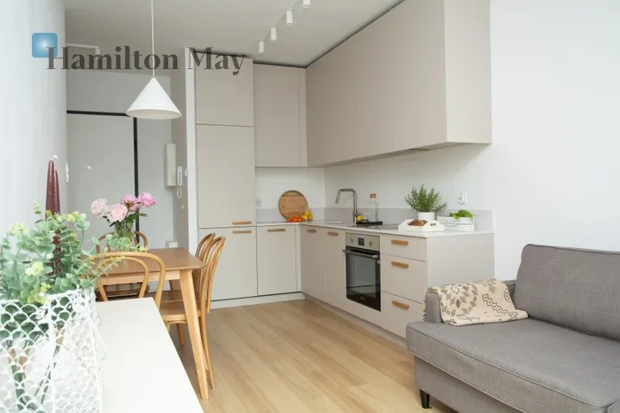 City: Kraków Street: Myśliwska Region: Podgórze Subregion: Płaszów Distance to centre: 4.77 km Price: 631000 PLN Bedrooms: 1 Bathrooms: 1 - slider