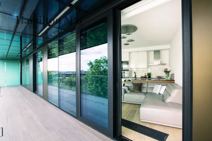 City: Kraków Street: Aleja 3 Maja Region: Krowodrza Subregion: Cichy Kącik Distance to centre: 1.23 km Level: 5 Price: 2910000 PLN Bedrooms: 2 Bathrooms: 2 Size: 73m2 Price/m2: 39863 PLN - slider