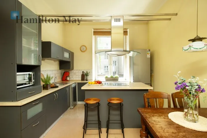 Region: Stare Miasto Subregion: Kazimierz Distance to centre: 1.62 km Level: 1 Price: 1100000 PLN Bedrooms: 2 Bathrooms: 1 Size: 62.9m2 - slider