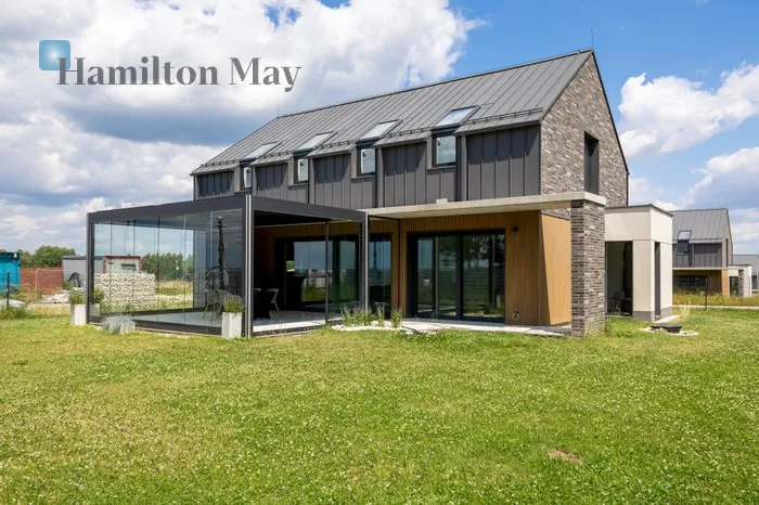 Street: Chorowice Region: Chorowice Distance to centre: 12.5 km Price: 2376000 PLN Bedrooms: 4 Bathrooms: 3 Plot size: 1010m2 Price/m2: 10728 PLN - slider