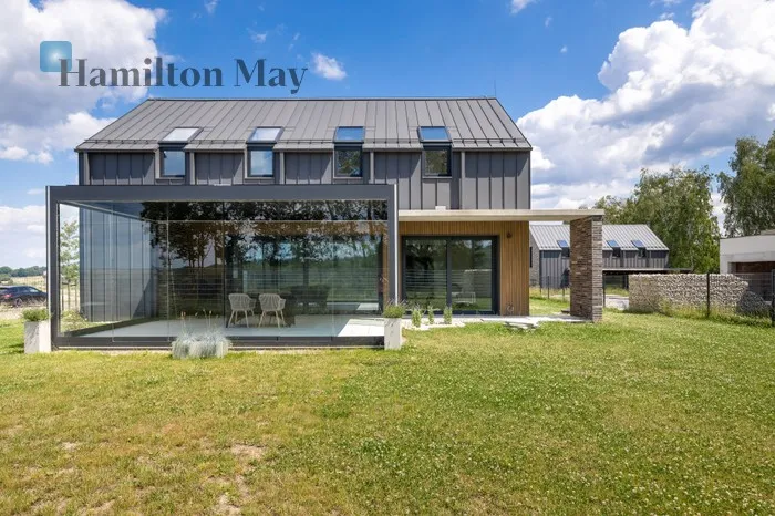 Street: Chorowice Region: Chorowice Distance to centre: 12.5 km Price: 2484000 PLN Bedrooms: 5 Bathrooms: 3 Plot size: 977m2 Price/m2: 11771 PLN - slider