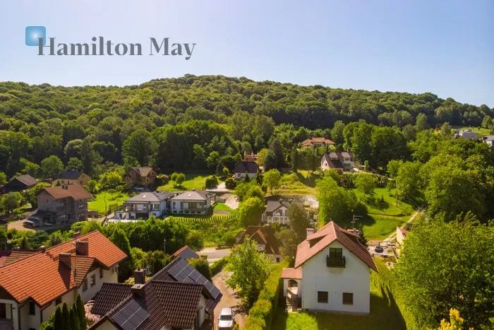 City: Kraków Street: Chełmska Region: Zwierzyniec Distance to centre: 6.68 km Price: 4650000 PLN Bedrooms: 5 Bathrooms: 3 Plot size: 3059m2 Price/m2: 14091 PLN - slider