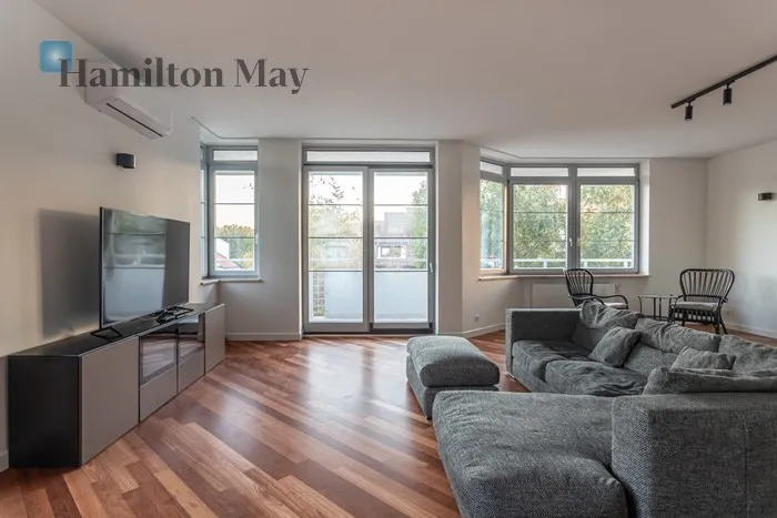 City: Warszawa Street: Niedźwiedzia Region: Mokotów Subregion: Służew Distance to centre: 6.17 km Level: 3 Price: 3900000 PLN Bedrooms: 3 Bathrooms: 2 Size: 165m2 Price/m2: 23636 PLN - slider