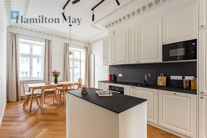 City: Warszawa Street: Złota Region: Wola Subregion: Mirów Distance to centre: 1.14 km Level: 4 Price: 4600 EUR Bedrooms: 2 - slider