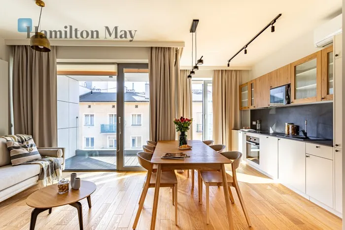 Street: Złota Region: Wola Subregion: Mirów Distance to centre: 1.14 km Level: 5 Price: 2750 EUR Bedrooms: 3 Bathrooms: 1 Size: 79m2 - slider