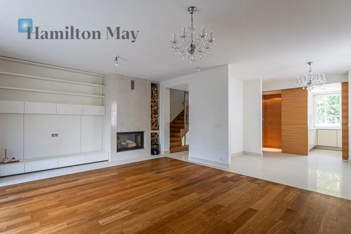 City: Warszawa Street: Królowej Marysieńki Region: Wilanów Subregion: Wilanów Wysoki Distance to centre: 7.62 km Price: 22000 PLN Bedrooms: 5 Bathrooms: 3 Plot size: 500m2 Price/m2: 69 PLN - slider