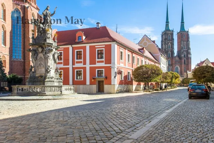 City: Wrocław Street: Katedralna Region: Śródmieście Distance to centre: 1.03 km Price: 5000 PLN Bedrooms: 2 Bathrooms: 1 Size: 96.78m2 - slider