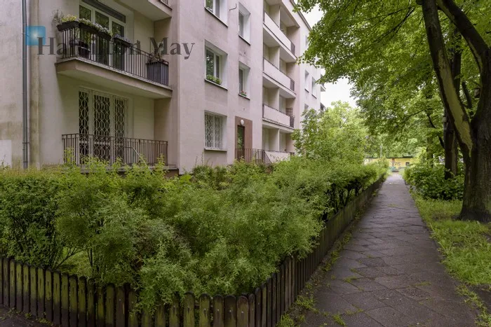 City: Warszawa Street: Fryderyka Joliot-Curie Region: Mokotów Subregion: Wierzbno Distance to centre: 4.38 km Level: 3 Price: 765000 PLN Bedrooms: 1 Bathrooms: 1 Size: 51m2 Price/m2: 15000 PLN - slider