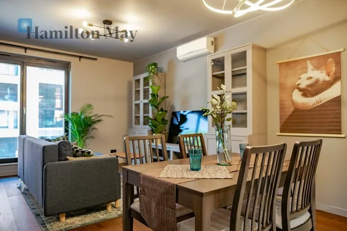 City: Kraków Street: Szlak Region: Stare Miasto Distance to centre: 1.05 km Level: 1 Price: 1197105 PLN Bedrooms: 1 Bathrooms: 1 Size: 53m2 Price/m2: 22587 PLN - slider