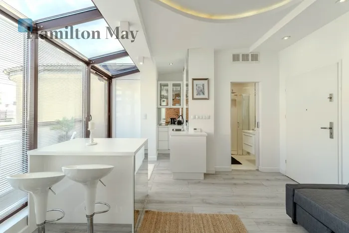 Street: Mikołaja Kopernika Region: Stare Miasto Distance to centre: 0.59 km Level: 4 Price: 3100 PLN Bedrooms: 0 Bathrooms: 1 Size: 25m2 Price/m2: 124 PLN - slider