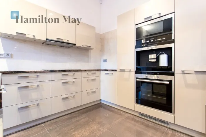 City: Wrocław Street: Kościuszki  Region: Stare Miasto Subregion: Przedmieście Świdnickie Distance to centre: 0.8 km Level: 4 Price: 5500 PLN Bedrooms: 2 Bathrooms: 2 - slider