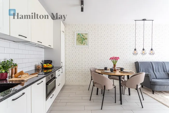 City: Warszawa Street: Miodowa Region: Śródmieście Subregion: Stare Miasto Distance to centre: 2.08 km Level: 3 Price: 1500000 PLN Bedrooms: 3 Bathrooms: 1 Size: 56.2m2 - slider