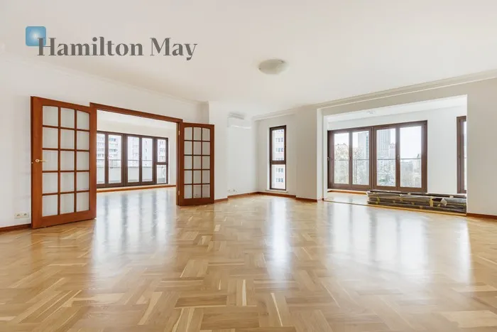 City: Warszawa Street: Grzybowska Region: Śródmieście Subregion: Śródmieście Północne Distance to centre: 1.05 km Level: -9 Price: 6250000 PLN Bedrooms: 4 Bathrooms: 4 Size: 250m2 Price/m2: 25000 PLN - slider