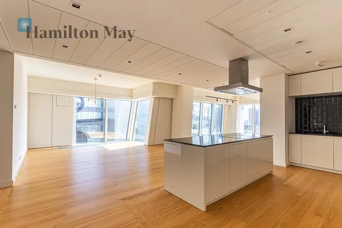 City: Warszawa Street: Złota Region: Śródmieście Subregion: Śródmieście Północne Distance to centre: 0.64 km Level: 13 Price: 10300000 PLN Bedrooms: 3 Bathrooms: 2 Size: 210m2 Price/m2: 49048 PLN - slider