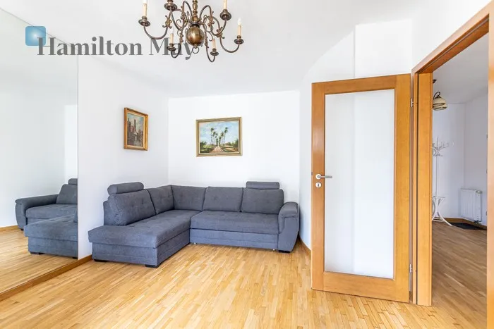 City: Warszawa Street: Józefa Bellottiego Region: Wola Subregion: Nowolipki Distance to centre: 2.48 km Level: 1 Price: 5500 PLN Bedrooms: 2 Bathrooms: 1 - slider
