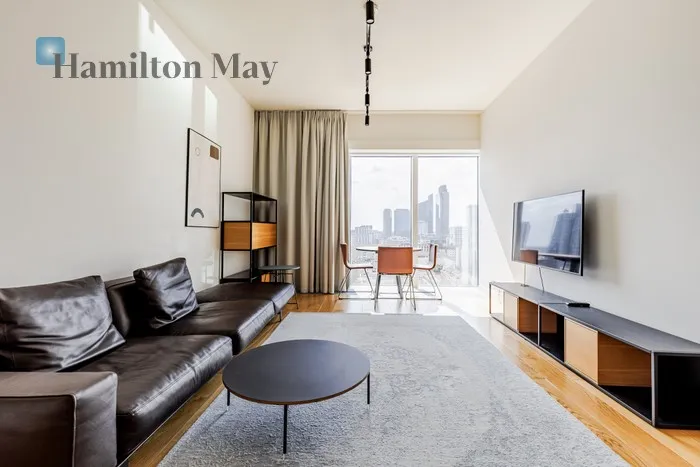 City: Warszawa Street: Złota Region: Śródmieście Subregion: Śródmieście Północne Distance to centre: 0.65 km Level: 14 Price on application: true Bedrooms: 1 Bathrooms: 1 Size: 62.7m2 Price/m2: 54226 PLN - slider