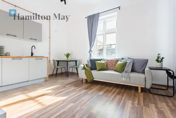 Street: plac Uniwersytecki Region: Stare Miasto Distance to centre: 0.42 km Level: 4 Price: 2600 PLN Bedrooms: 1 Bathrooms: 1 Size: 38.51m2 Price/m2: 68 PLN - slider