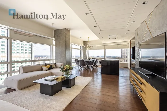 City: Warszawa Street: Złota Region: Śródmieście Subregion: Śródmieście Północne Distance to centre: 0.65 km Level: 23 Price: 26100 PLN Bedrooms: 2 Bathrooms: 2 Size: 135m2 Price/m2: 193 PLN - slider