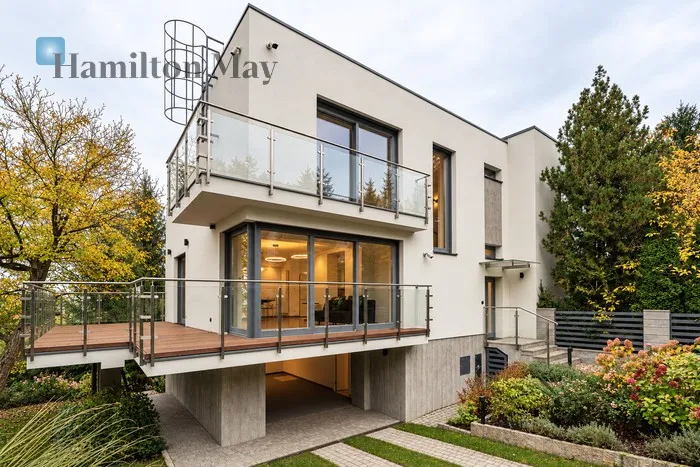 City: Kraków Street: Erazma i Stanisława Fabijańskich Region: Zwierzyniec Distance to centre: 3.33 km Price: 11000 PLN Bedrooms: 4 Bathrooms: 3 Plot size: 600m2 Price/m2: 69 PLN - slider