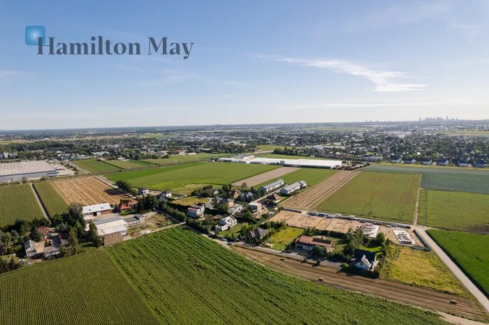 Street: Duchnicka Region: Duchnice Distance to centre: 4.03 km Price: 975000 PLN Bedrooms: null Bathrooms: null Plot size: 1120m2 - slider